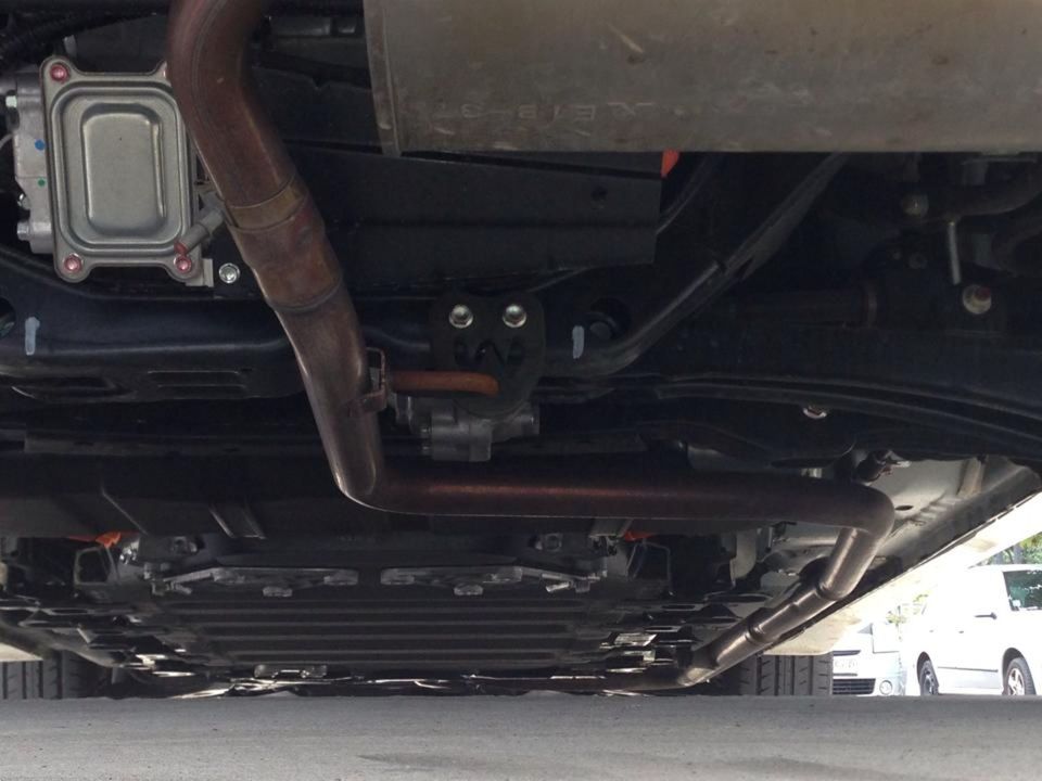 Výfuk Outlanderu PHEV je vedený odlišne v...