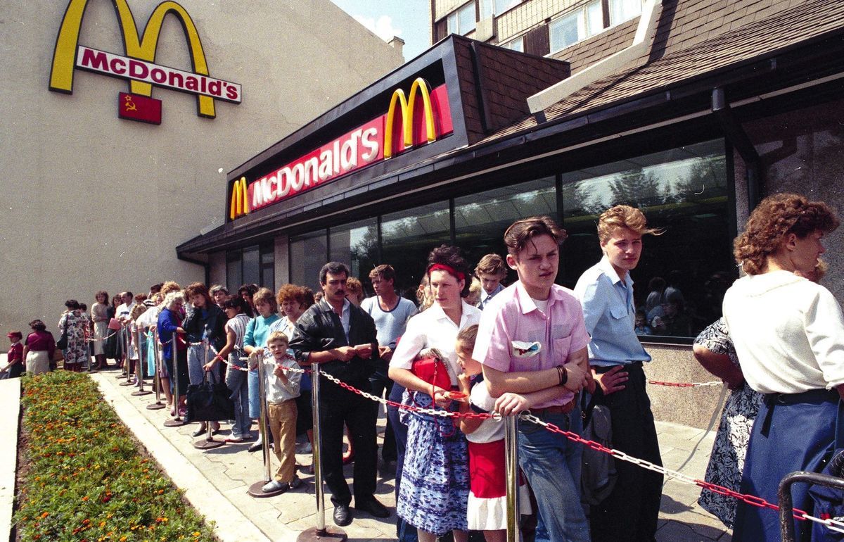 Moskovčania pred McDonaldom v roku 1991.