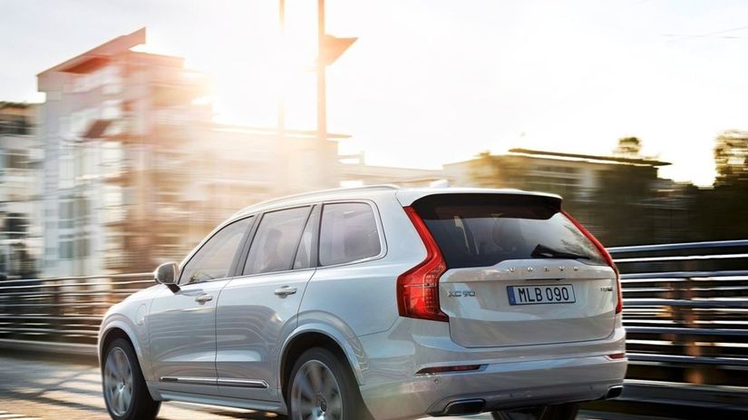 Vzadu si XC90 zachovalo vertikálne svetlá...