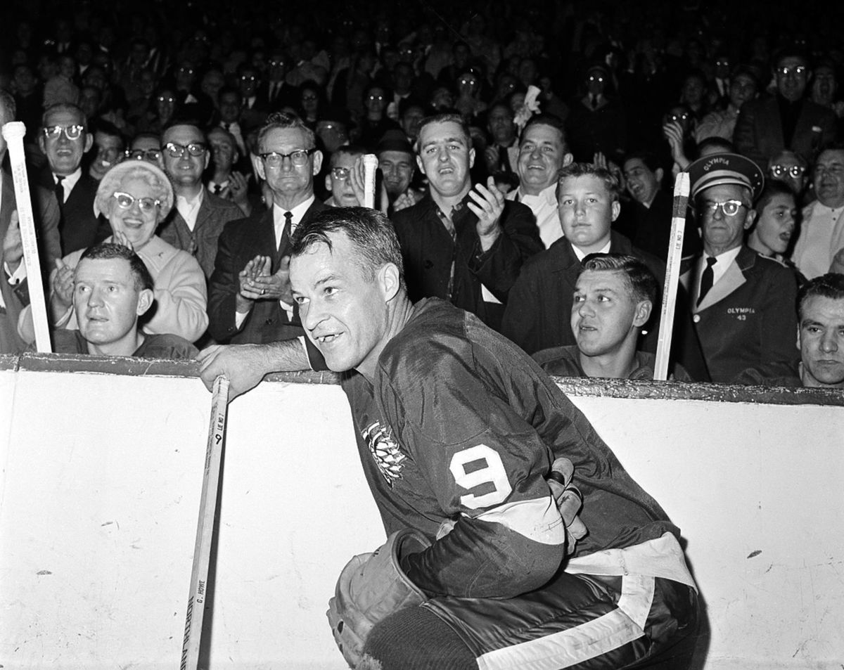 Gordie Howe (na snímke z roku 1963) v drese...