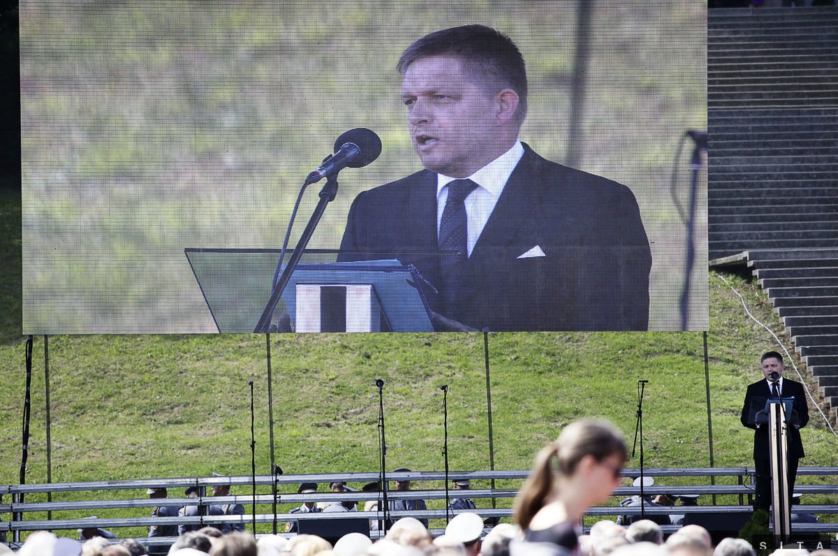 Premier Robert Fico počas prejavu pri Pamätníku...