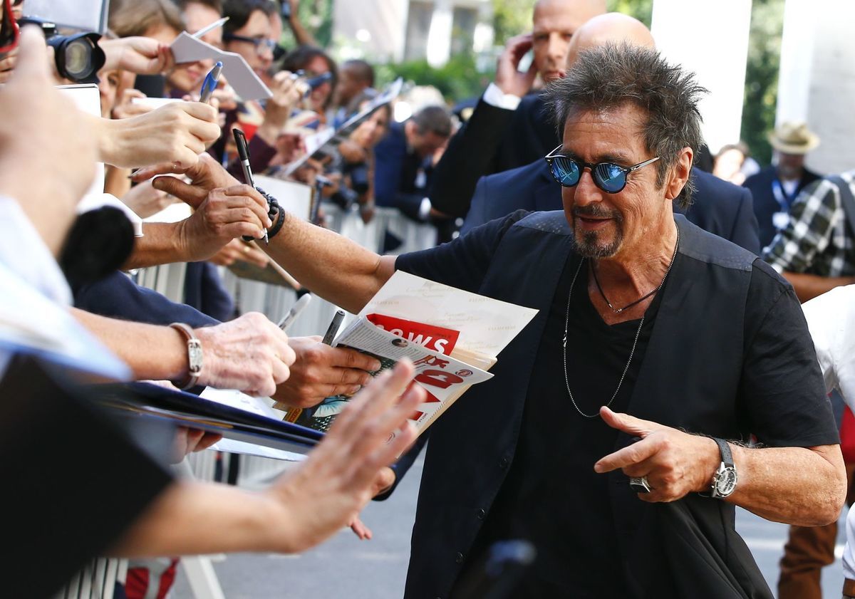 Herec Al Pacino rozdával autogramy.