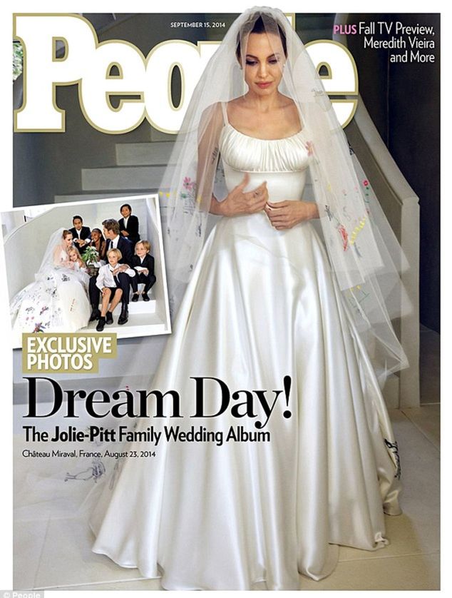 Angelina Jolie ako nevesta na titulke magazínu...
