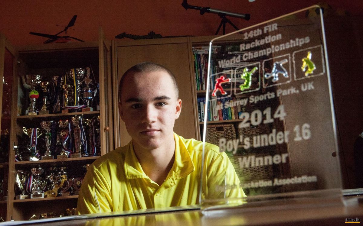 Adam Kakula s trofejami. V popredí za triumf v...