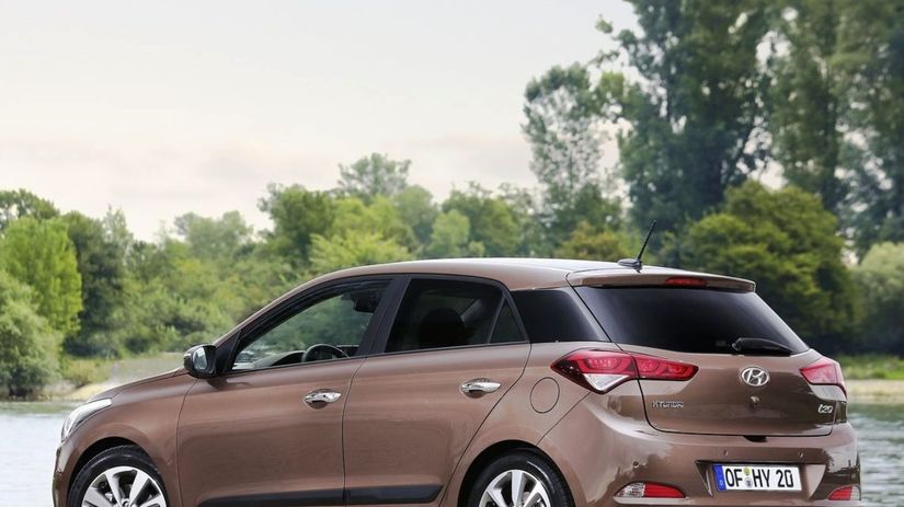 Zaujímavým prvkom dizajnu exteriéru je čierny...