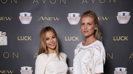 Monika Bagárová (vľavo) a modelka Daniela Peštová