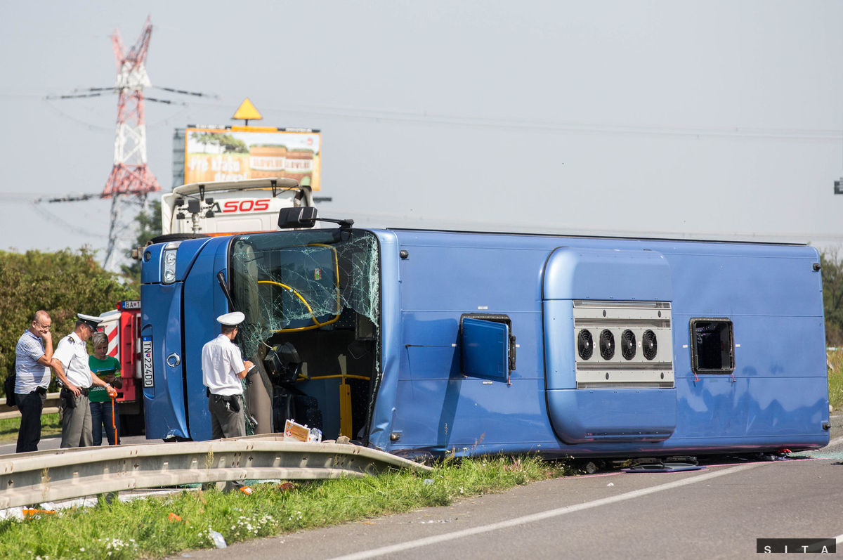 Linkový autobus sa prevrátil po tom, čo...