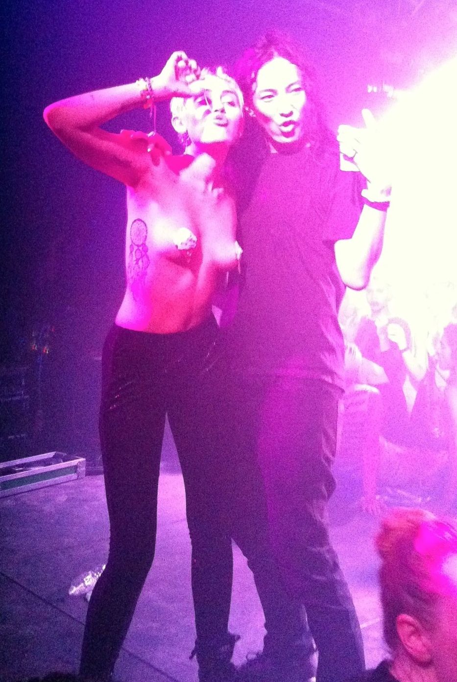 Speváčka Miley Cyrus a dizajnér Alexander Wang...