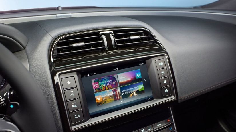 Novinkou je dotykové rozhranie s 8-palcovým...