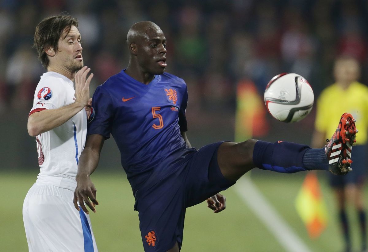 Tomáš Rosický a Bruno Indi v súboji.