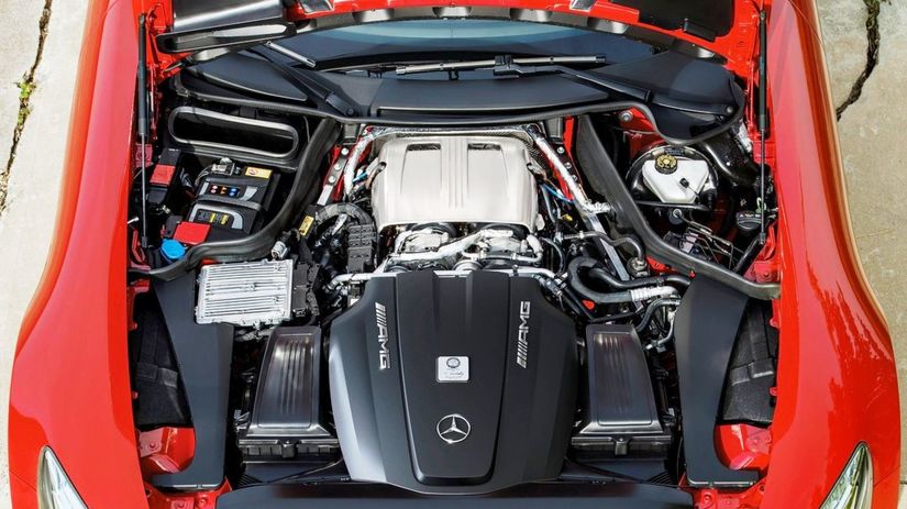 Motor Mercedesu-AMG GT je posunutý takmer do...