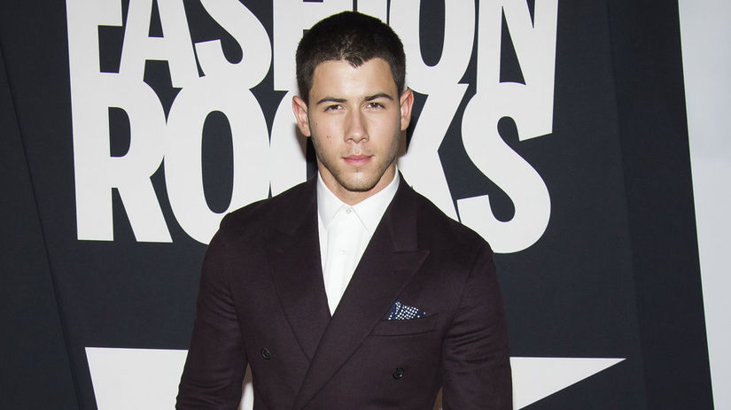 Spevák a herec Nick Jonas.