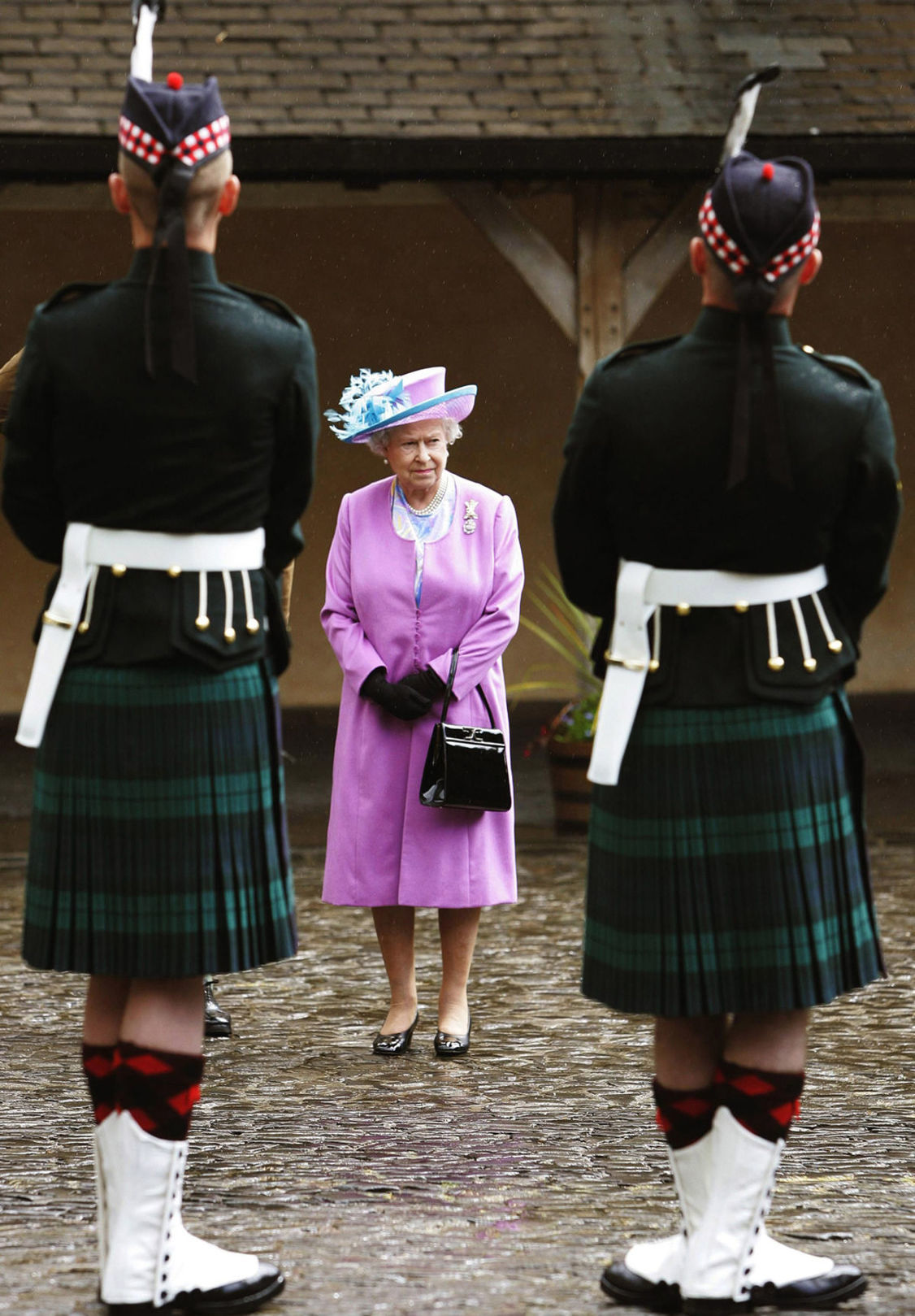 V Škótsku má britská kráľovná niekoľko sídel,...