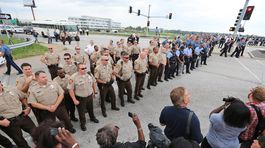 Policajta, ​​ktorý vo Fergusone zabil černocha, súd očistil