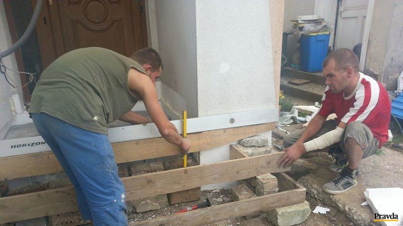 Bezdomovci Milan (vľavo) a Slávo na brigáde, na...