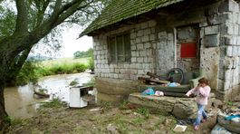 Povodeň strhla svah, stroje aj zvieratá