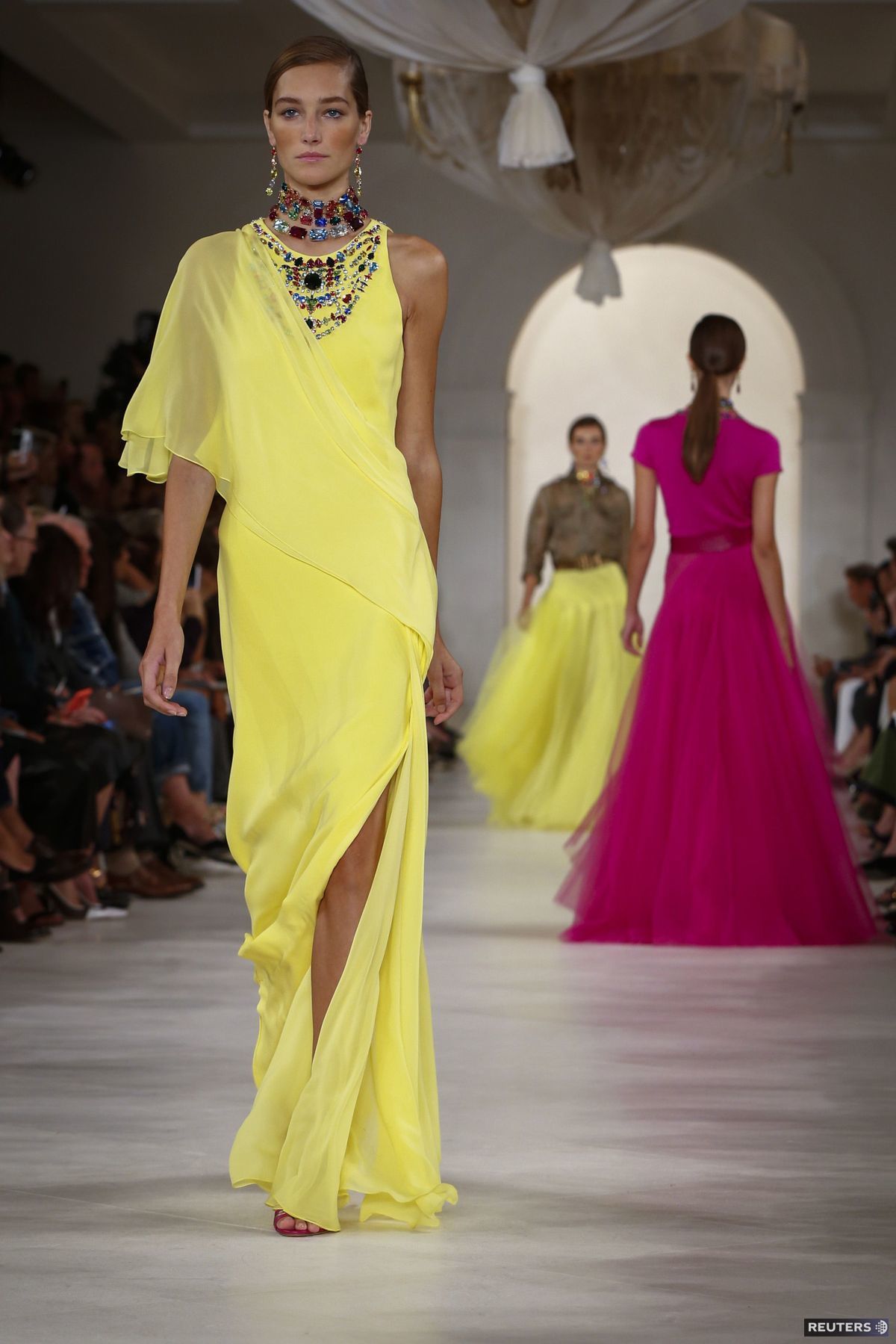 Na jednej strane akoby vypráchnivelá army...