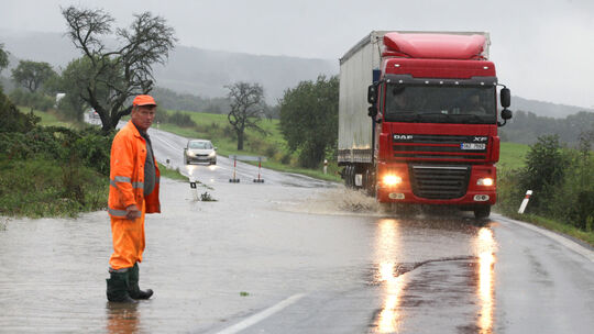 SHMÚ rozšíril výstrahu pred búrkami i povodňami na východe Slovenska