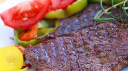 Zahustenie guláša a vyprážanie rezňov