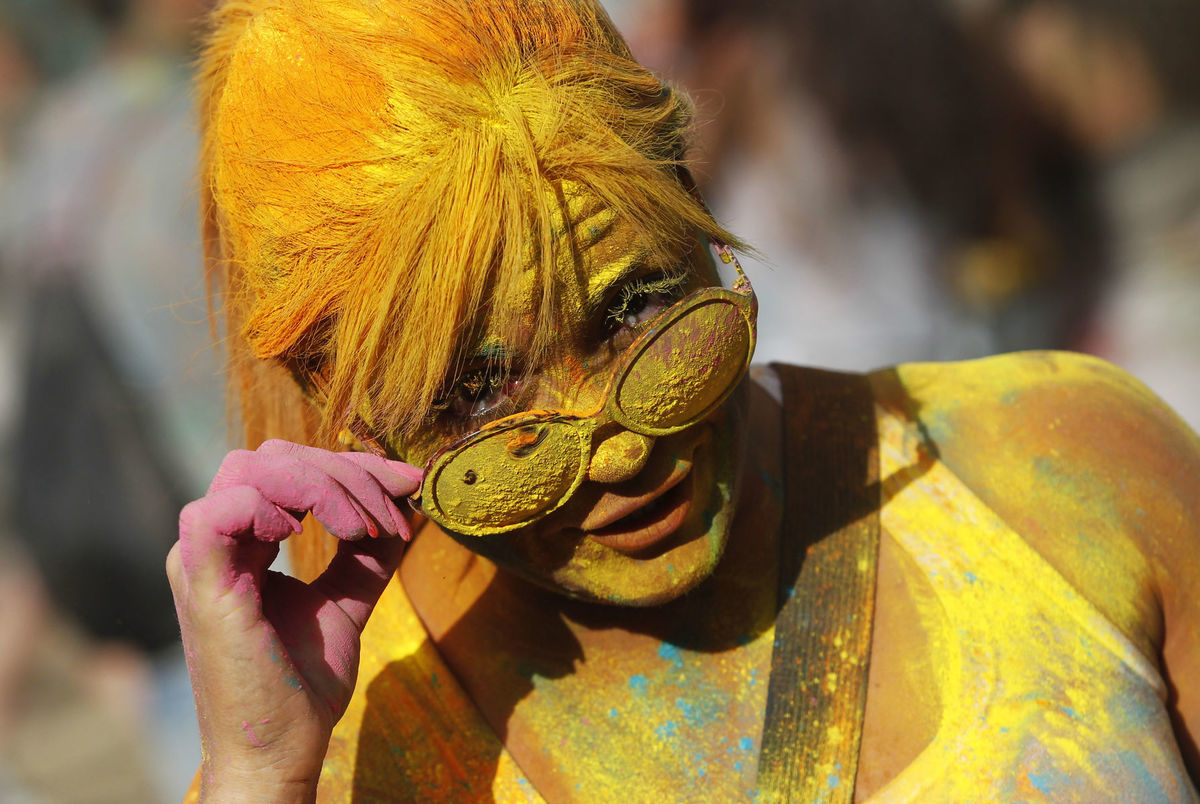 žena, žltá farba, festival