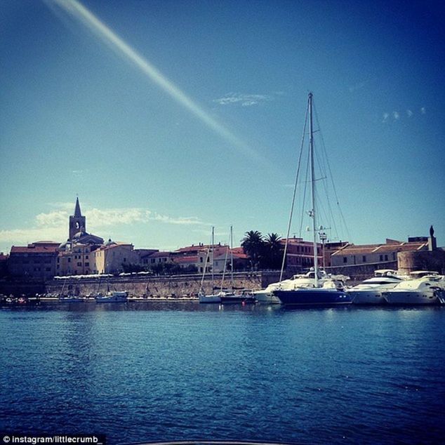 Elisabetta Canalis a jej pohľad na mesto Alghero.