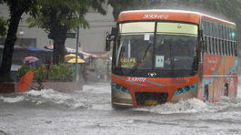 Filipíny, povodne, autobus