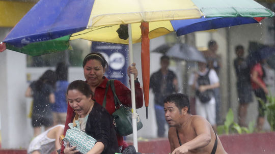 Záplavy postihujú Filipíny v monzúnovom období...