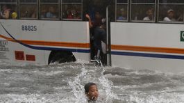 Filipíny, záplavy, topiaci sa, autobus