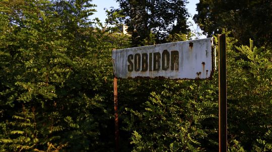 Hrdzavá tabuľa pri ceste do bývalého...