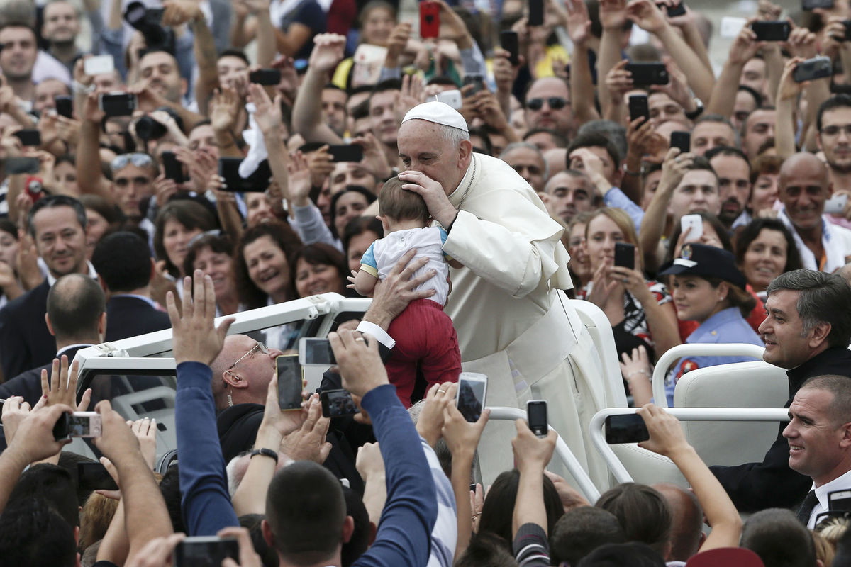 Pápež František požehnáva veriacich.