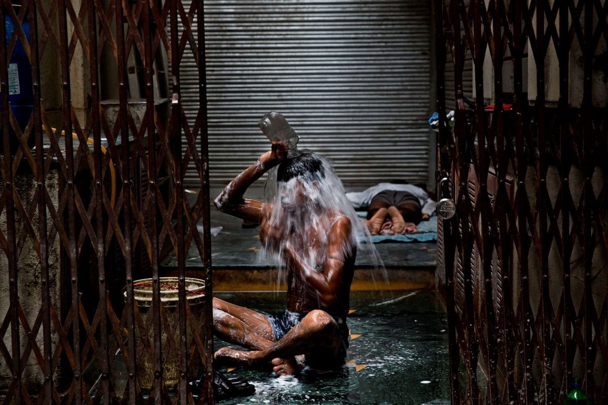 bezdomovci, India, kúpeľ