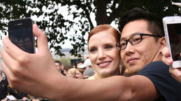 Fanúšik sa fotografuje s herečkou Jessicou Chastain.