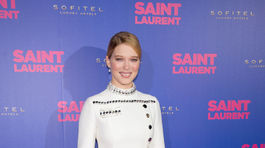 Herečka Lea Seydoux v kreácii Miu Miu - bielych...