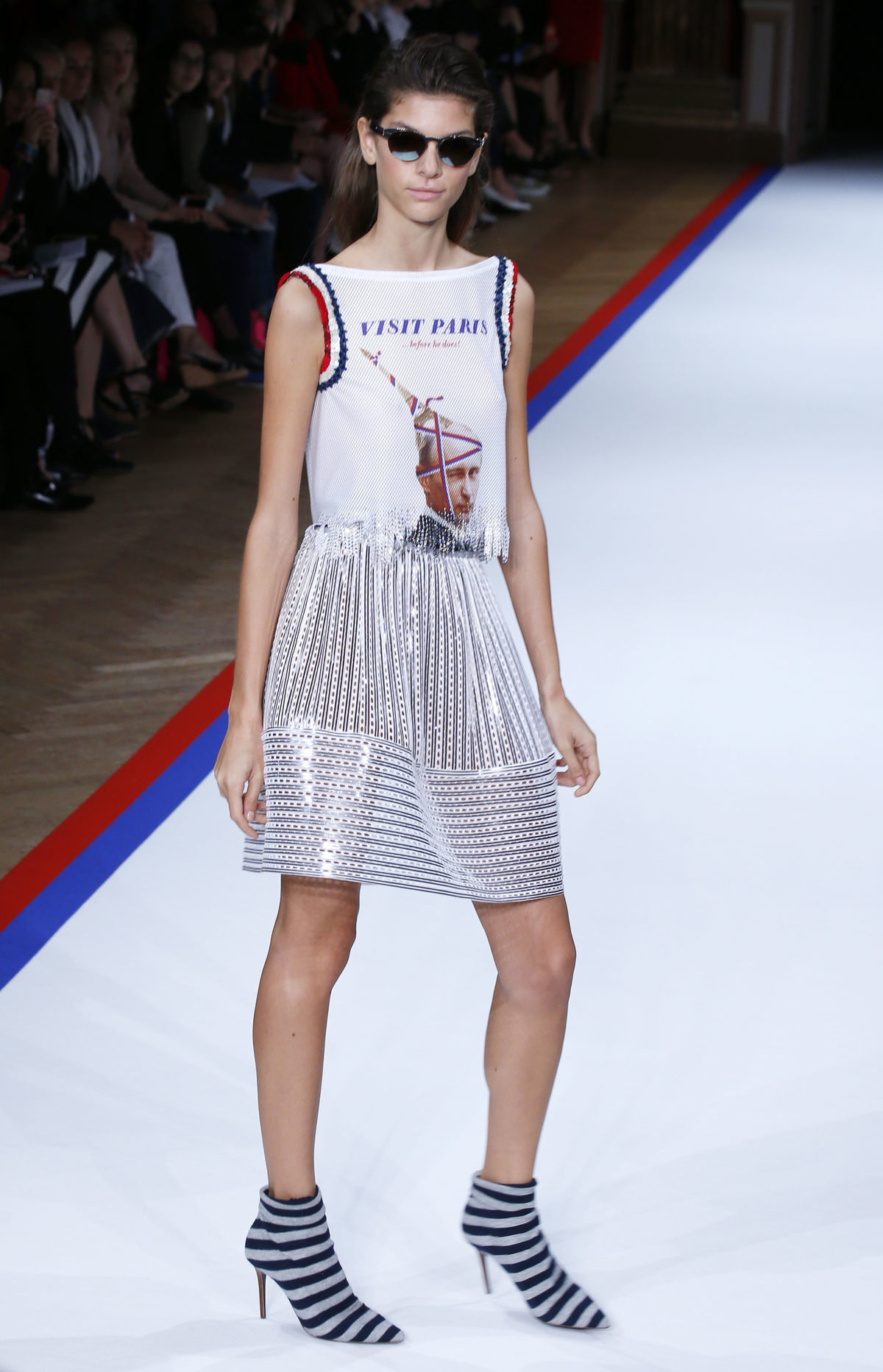 Modelka na prehliadke Talbot Runhof v Paríži.