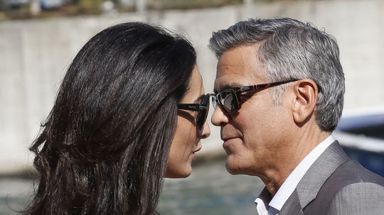 Herec George Clooney a jeho snúbenica Amal...