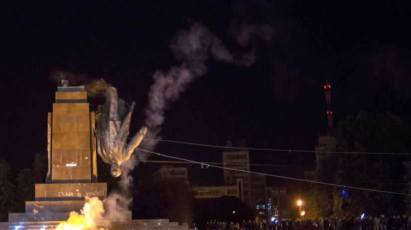 Aktivisti v Charkove strhli sochu Lenina.