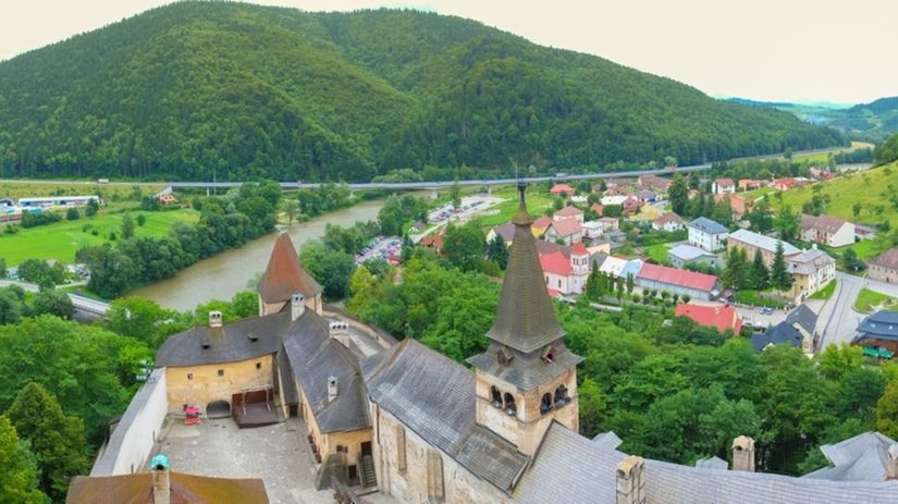 Oravský hrad sa neustálymi prestavbami stal...