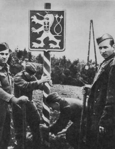Osadenie stĺpa so znakom ČSR 6. októbra 1944...