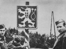 osadenie stĺpa so znakom ČSR, Dukla