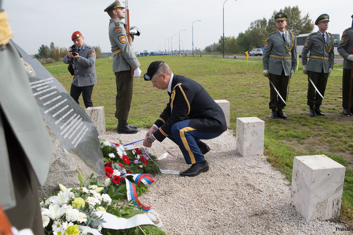 Pri pamätníku britských letcov si včera...