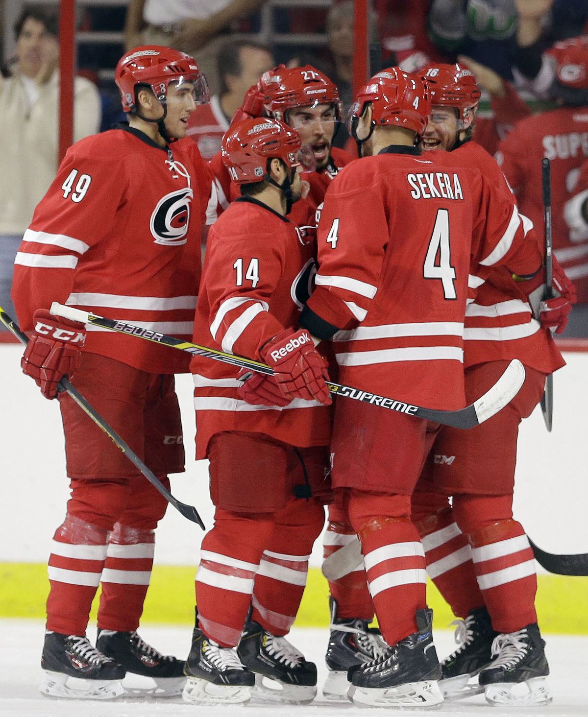 Hokejisti Caroliny oslavujú gól Eliasa...