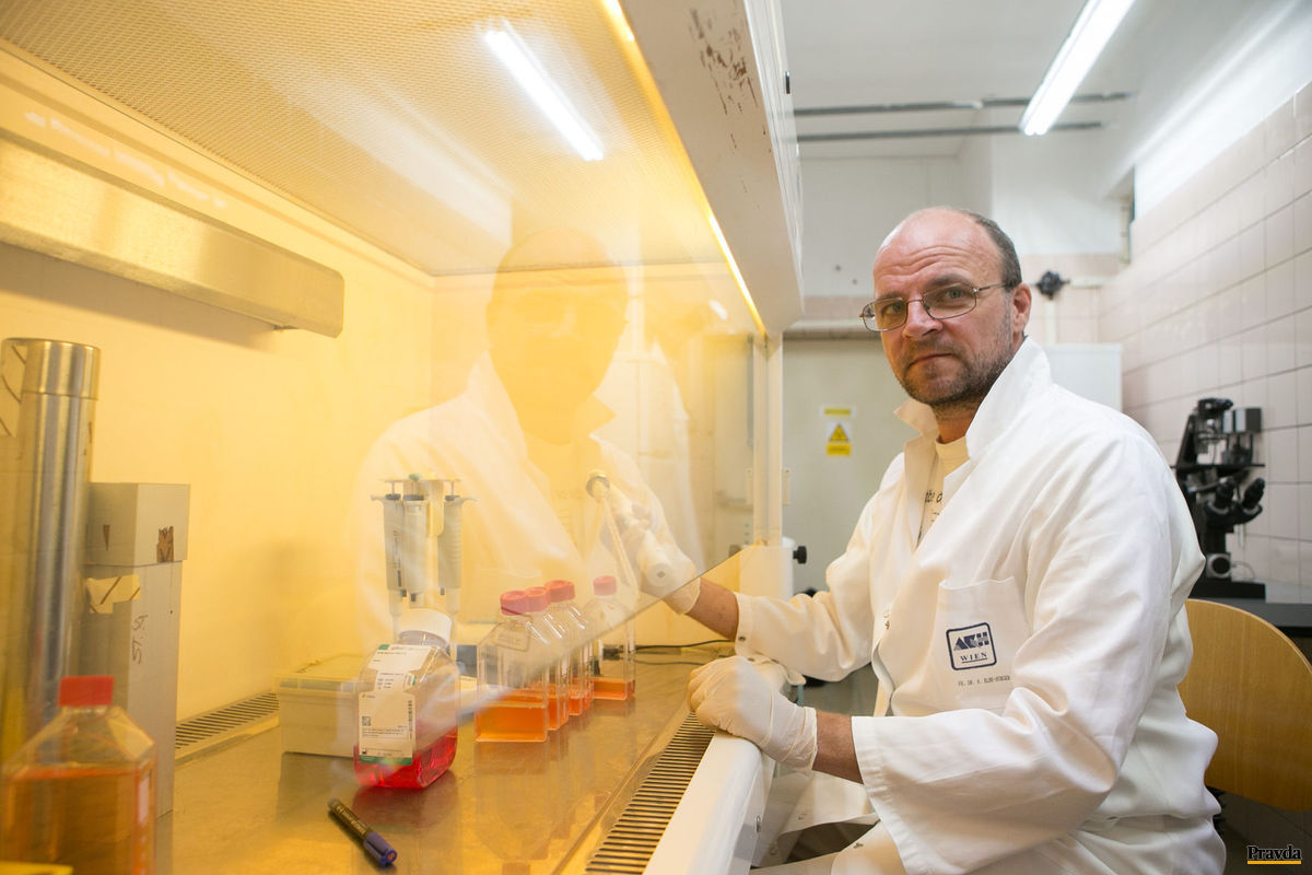 Biochemik Vladimír Leksa.
