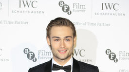 Herec Douglas Booth.