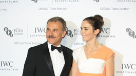 Herečka Emily Blunt a jej kolega Christoph Waltz pózujú fotografom. 