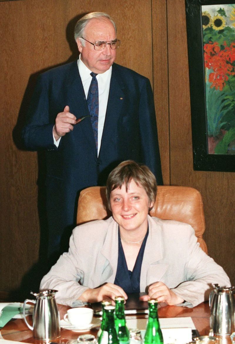 Apríl 1991: nemecký kancelár Helmut Kohl stojí...