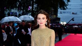 Herečka Keira Knightley v kreácii Valentino...