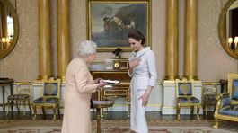 Angelina Jolie, kráľovná Alžbeta
