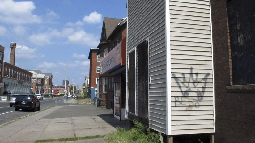 Graffiti gangu Latin Kings na budove v...