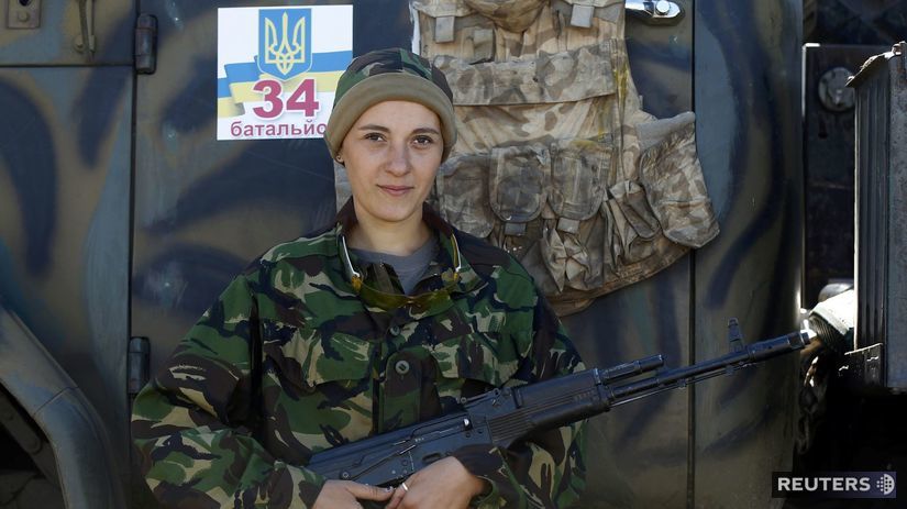 Ukrajinka v zbrani v meste Horlivka. Niektoré...