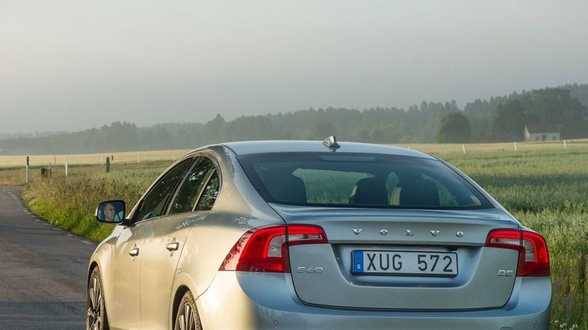 Vzadu sa Volvo S60 chváli robustnými koncovkami...